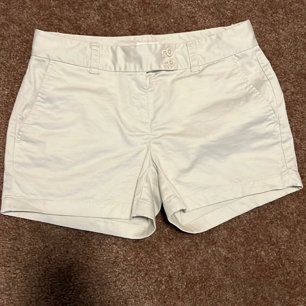 Off White Shorts by Vineyard Vines Size 2 Mid rise Off White Cream Color
